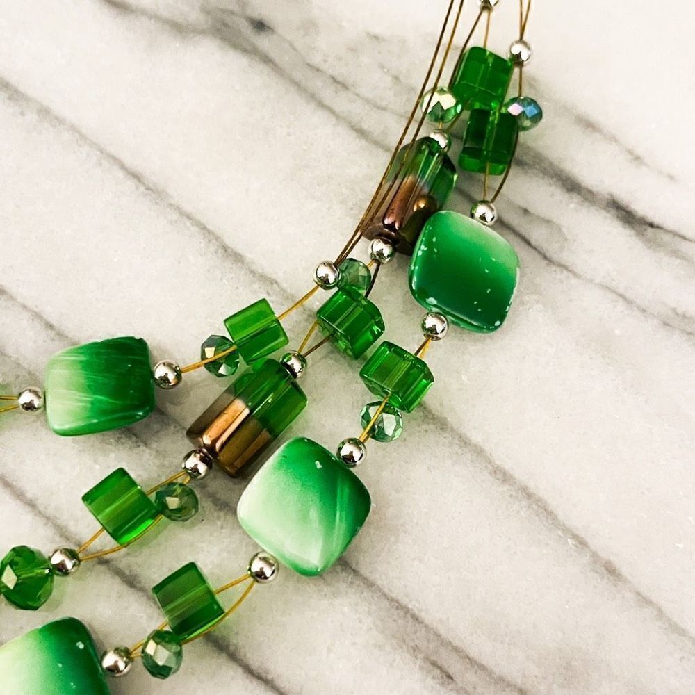 Art Glass Beaded Necklace Green Wire Strung Gold Toned Metal Unsigned - Picture 3 of 6